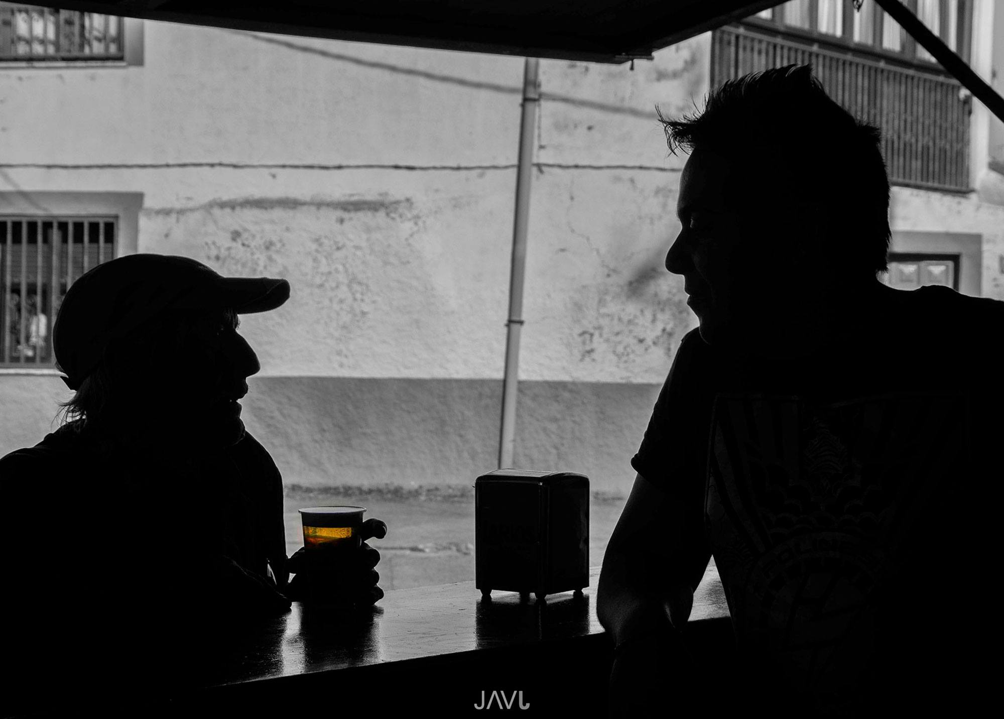 Dos personas conversando tomando una cerveza