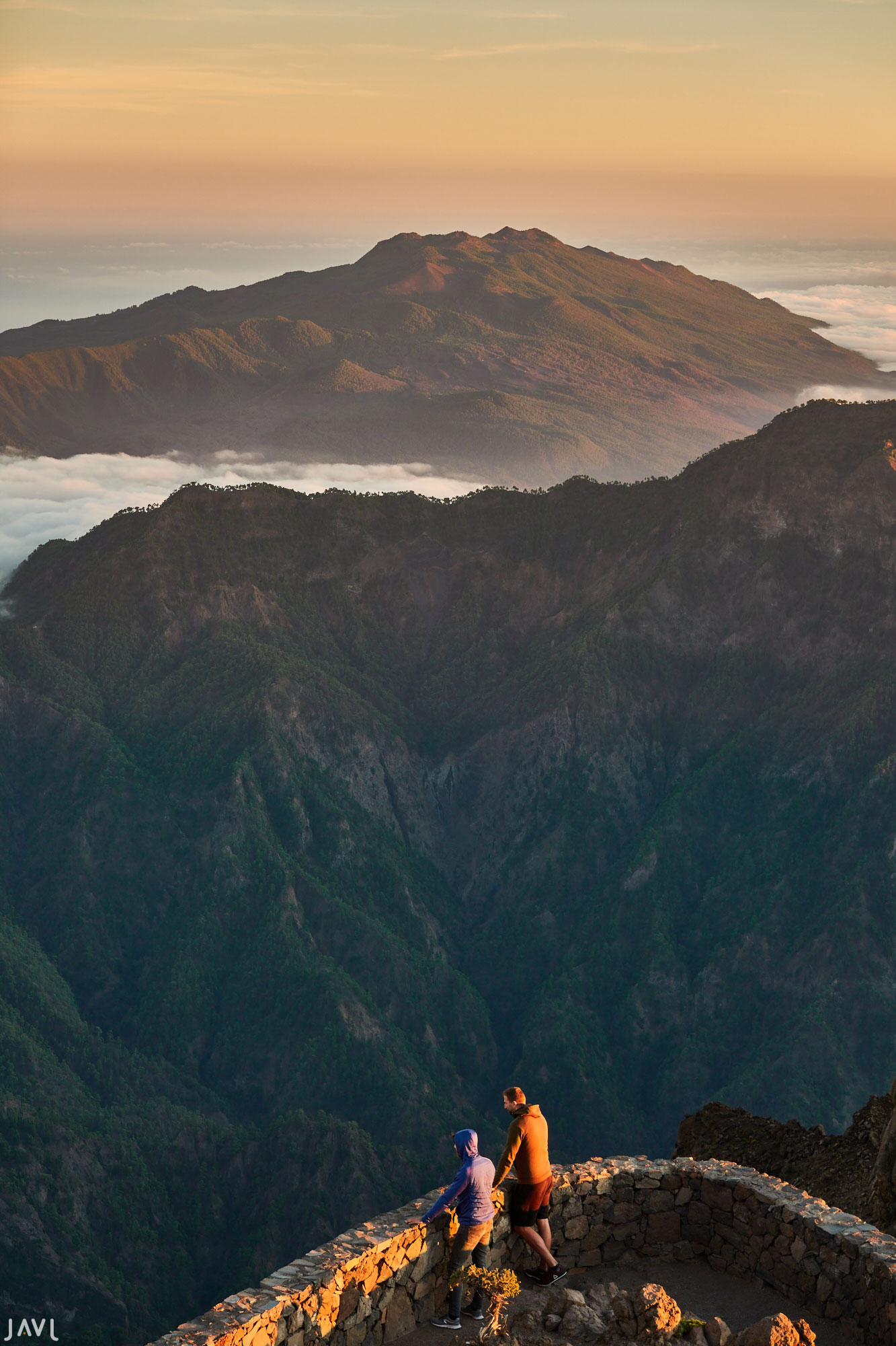 Dos turistas divisan la isla de La Palma desde el Roque de los Muchachos