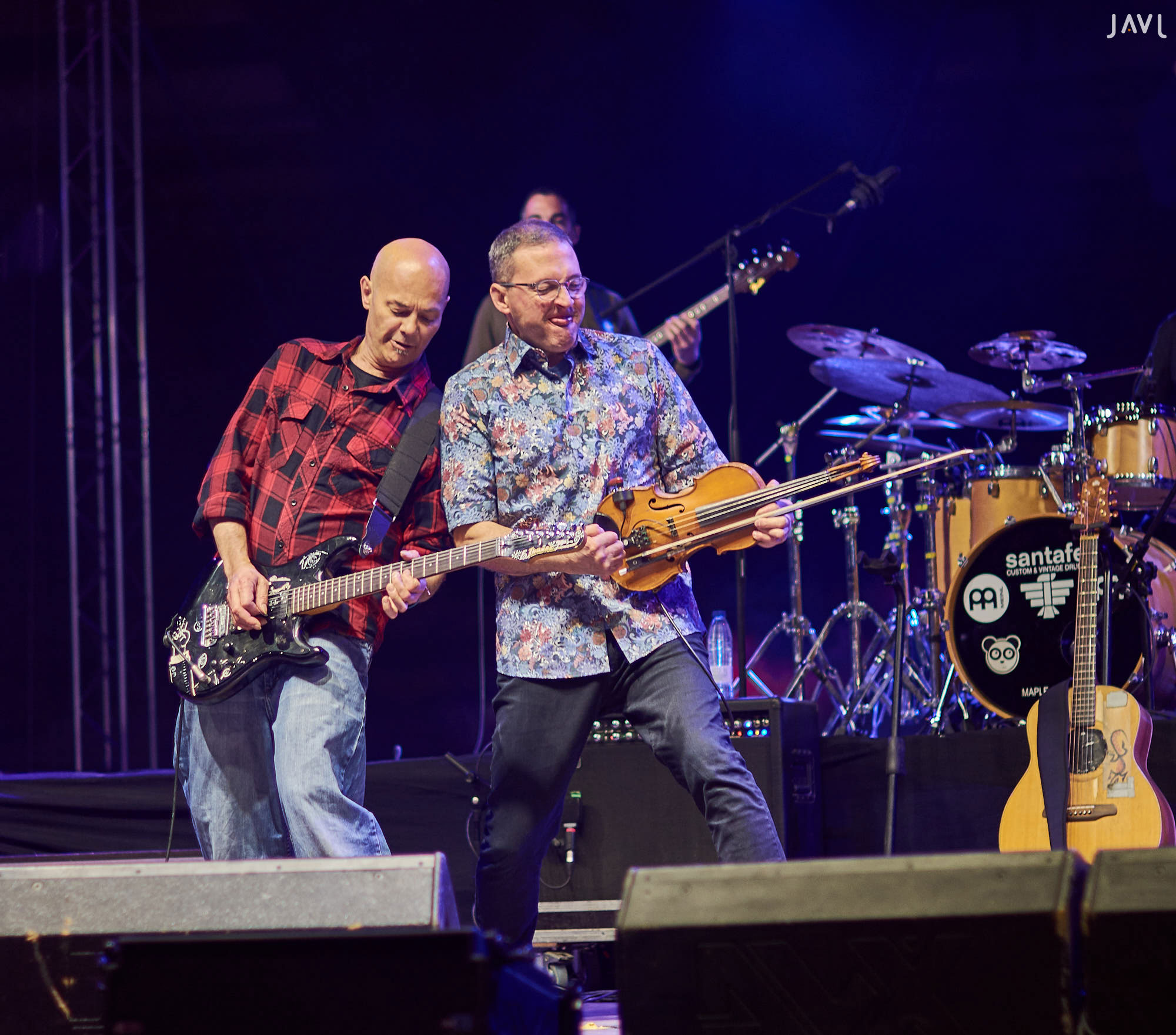 Jesus cifuentes y alberto garcia de celtas cortos durante un concierto