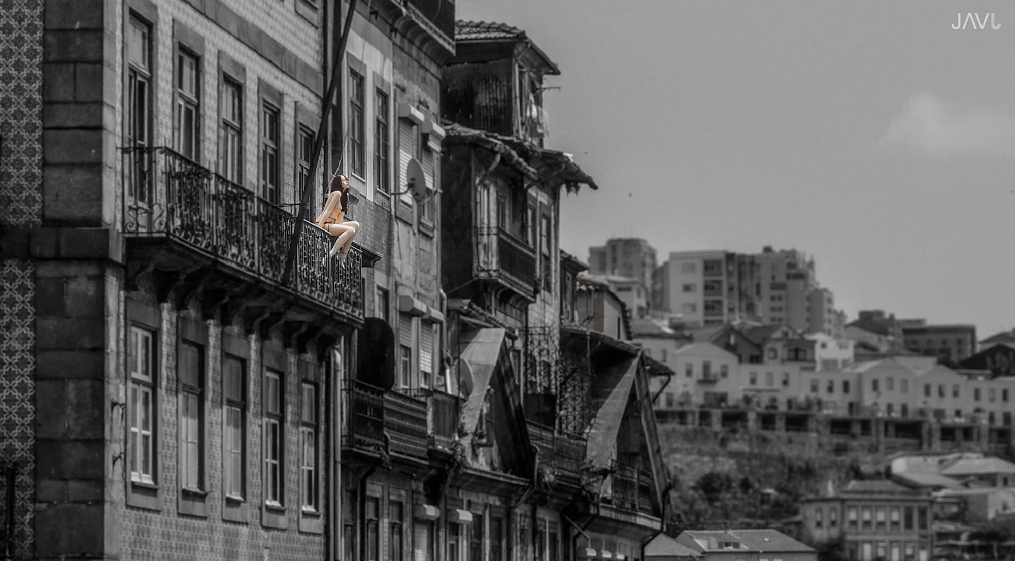 La chica del balcón en Oporto