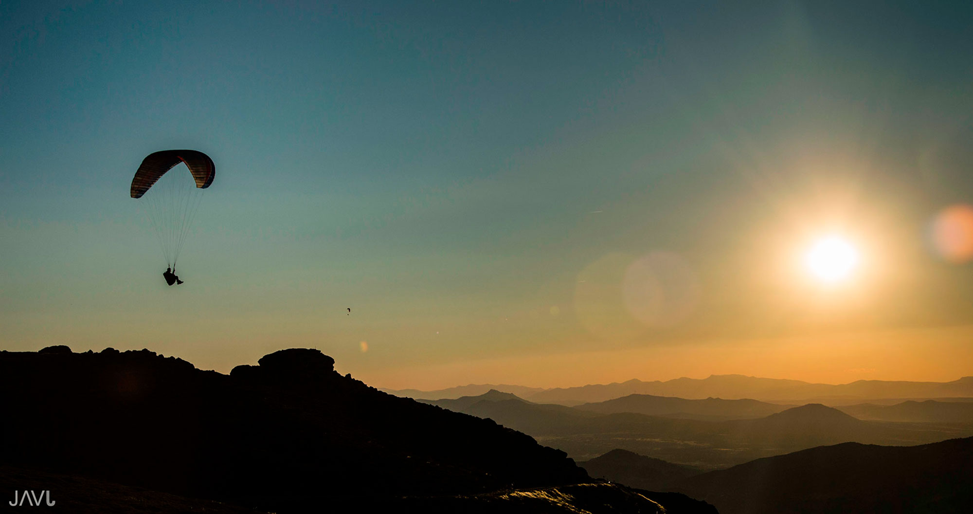 Parapente durante la puesta de sol