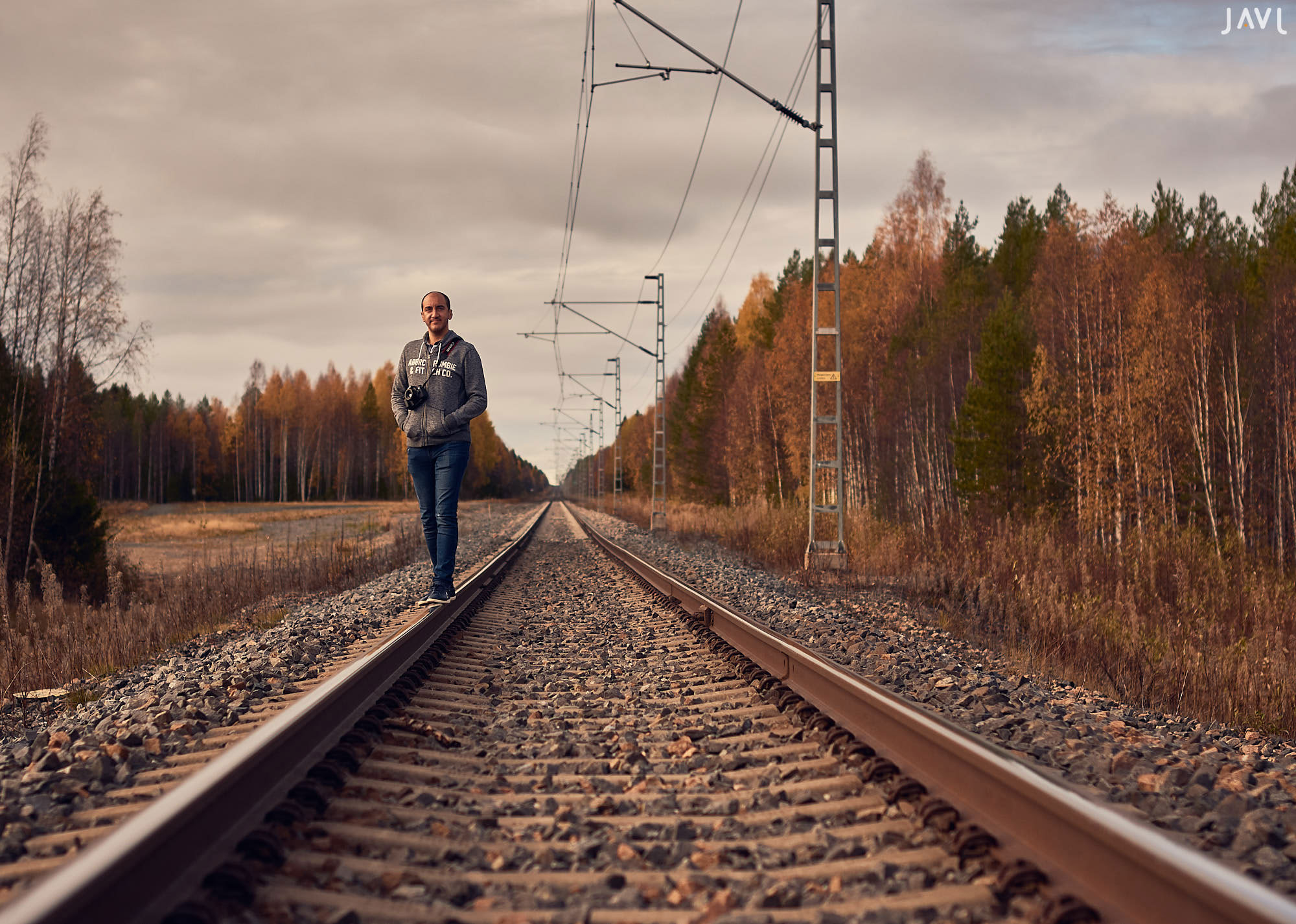 Por las vías del tren en Finlandia