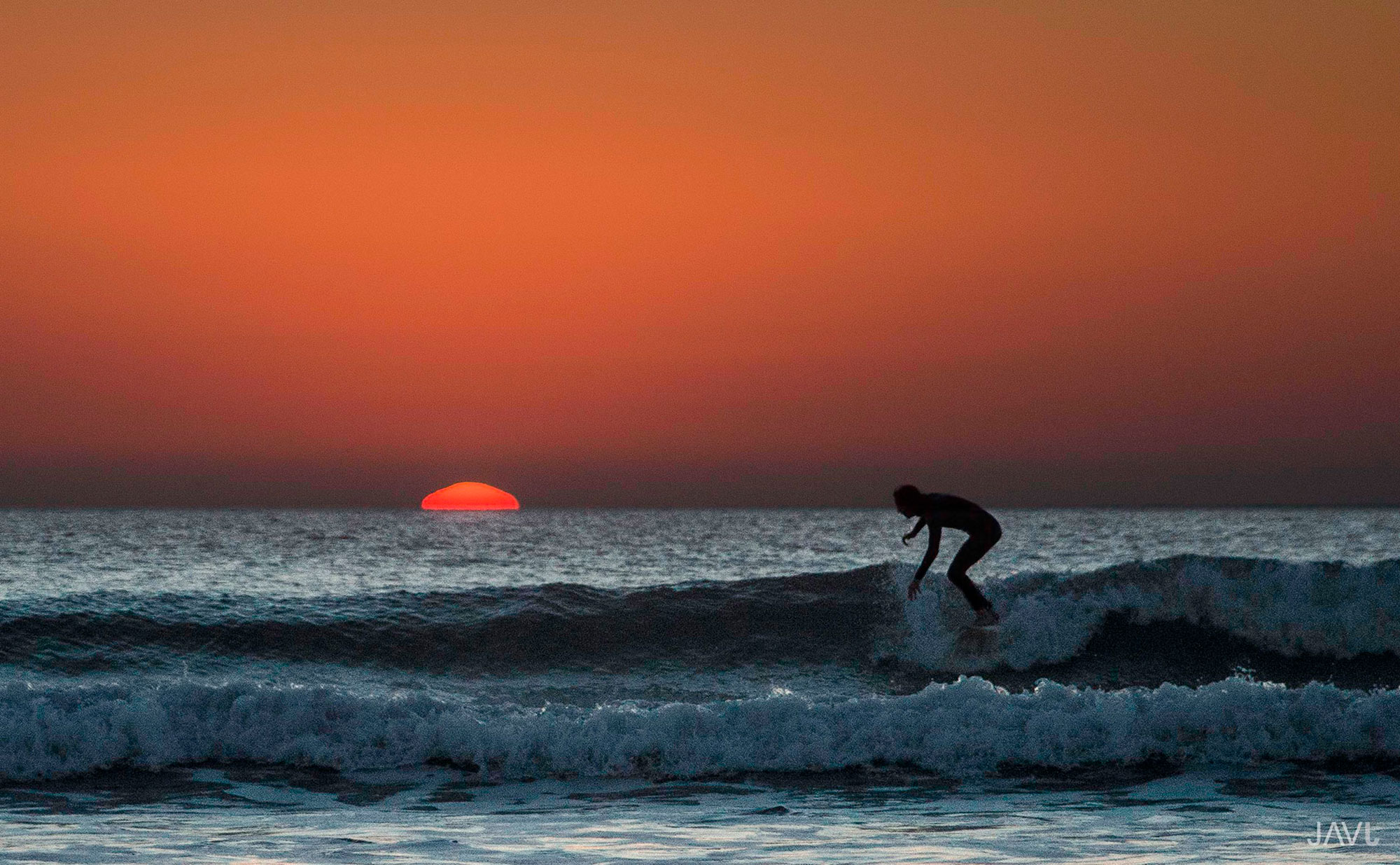 Surfeando en la puesta de sol de El Palmar