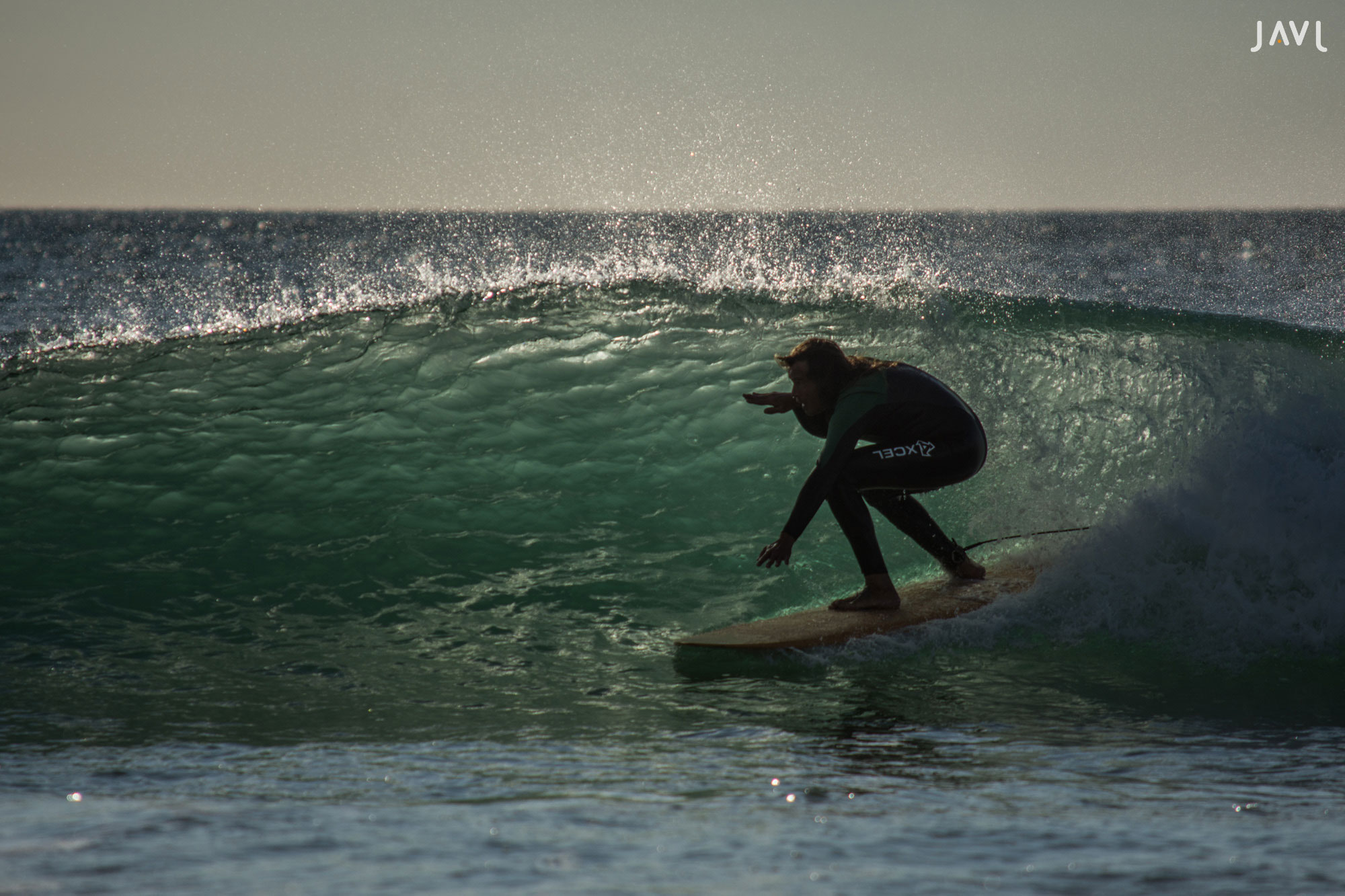 Surfista cogiendo el tubo de la ola