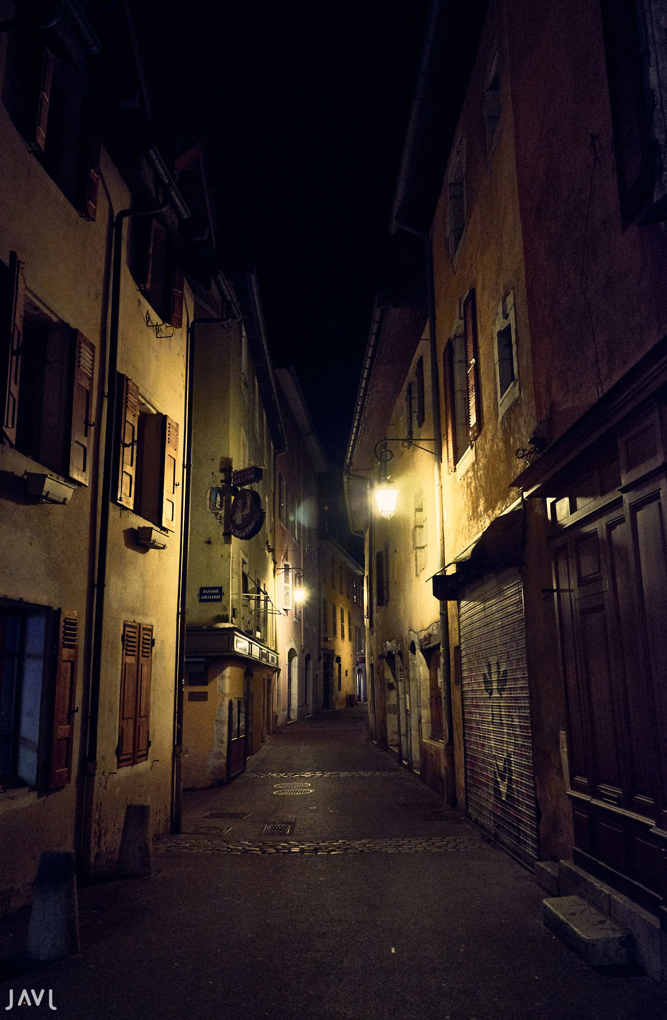 Una calle de Annecy por la noche