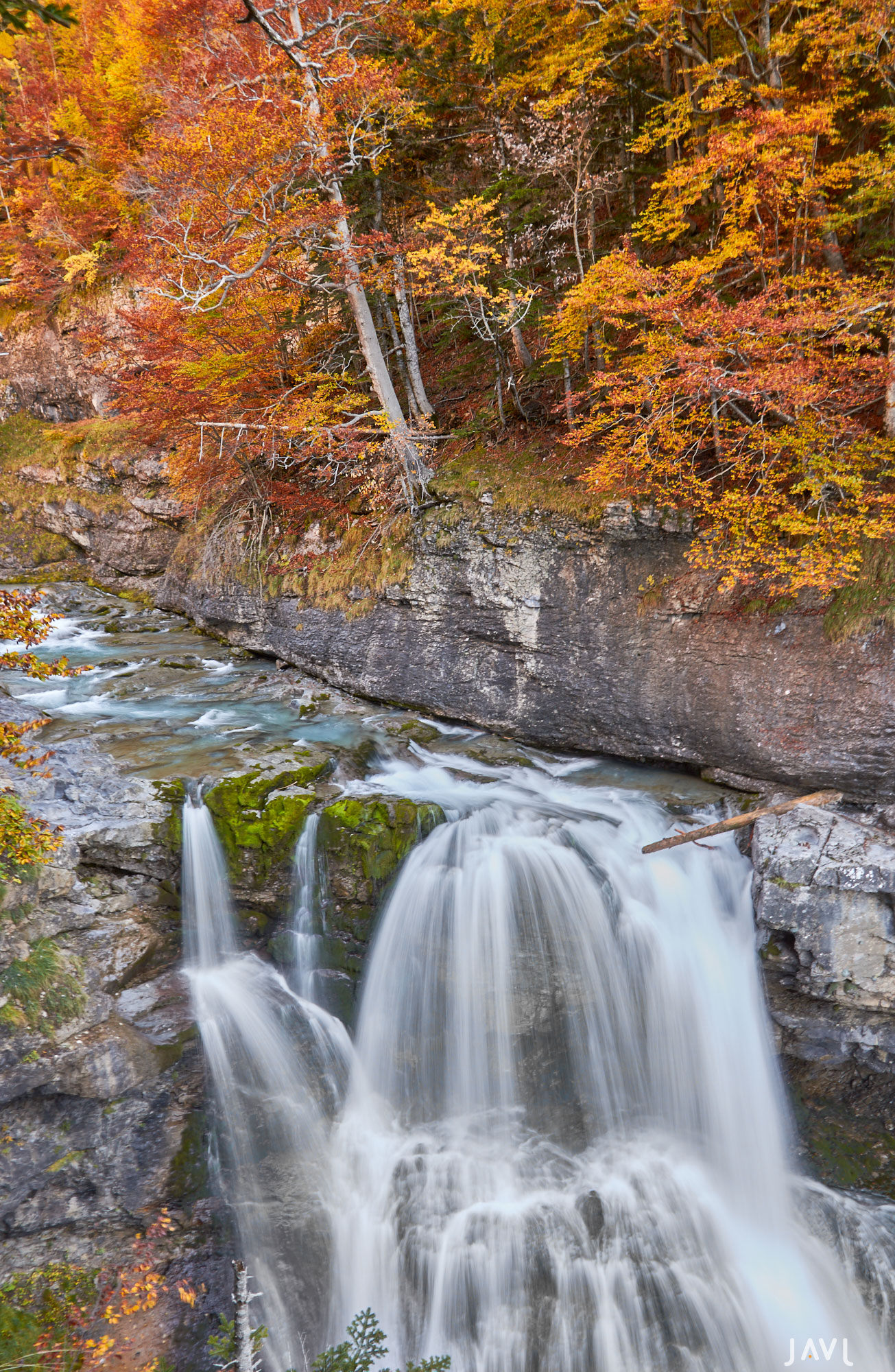 Colores de otoño en la cascada del Estrecho en Ordesa