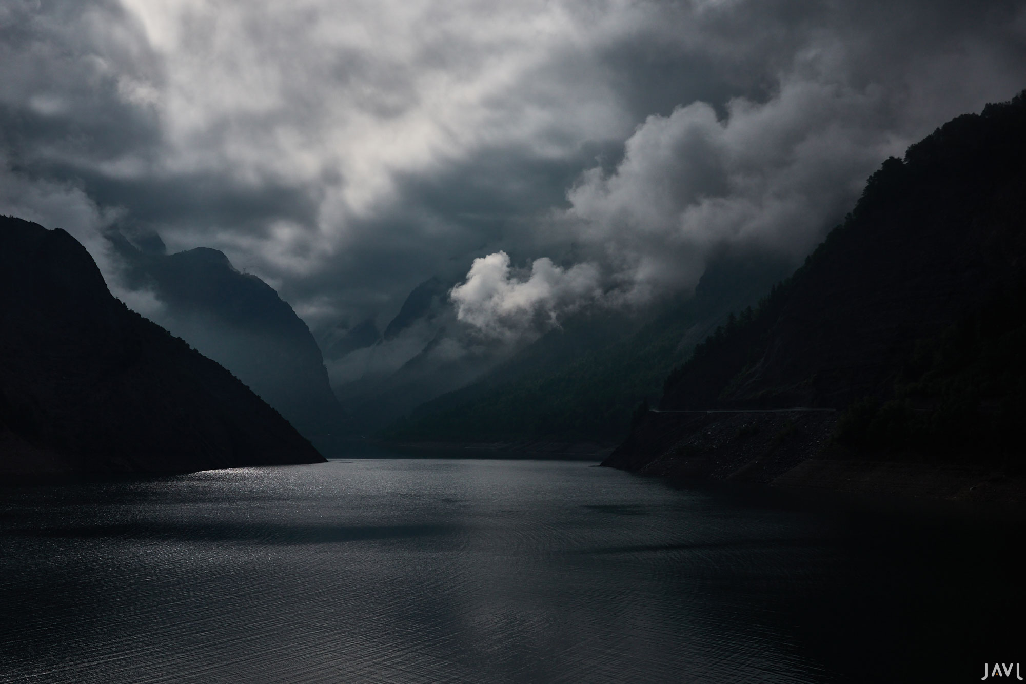 Día nublado sobre un lago de los Alpes