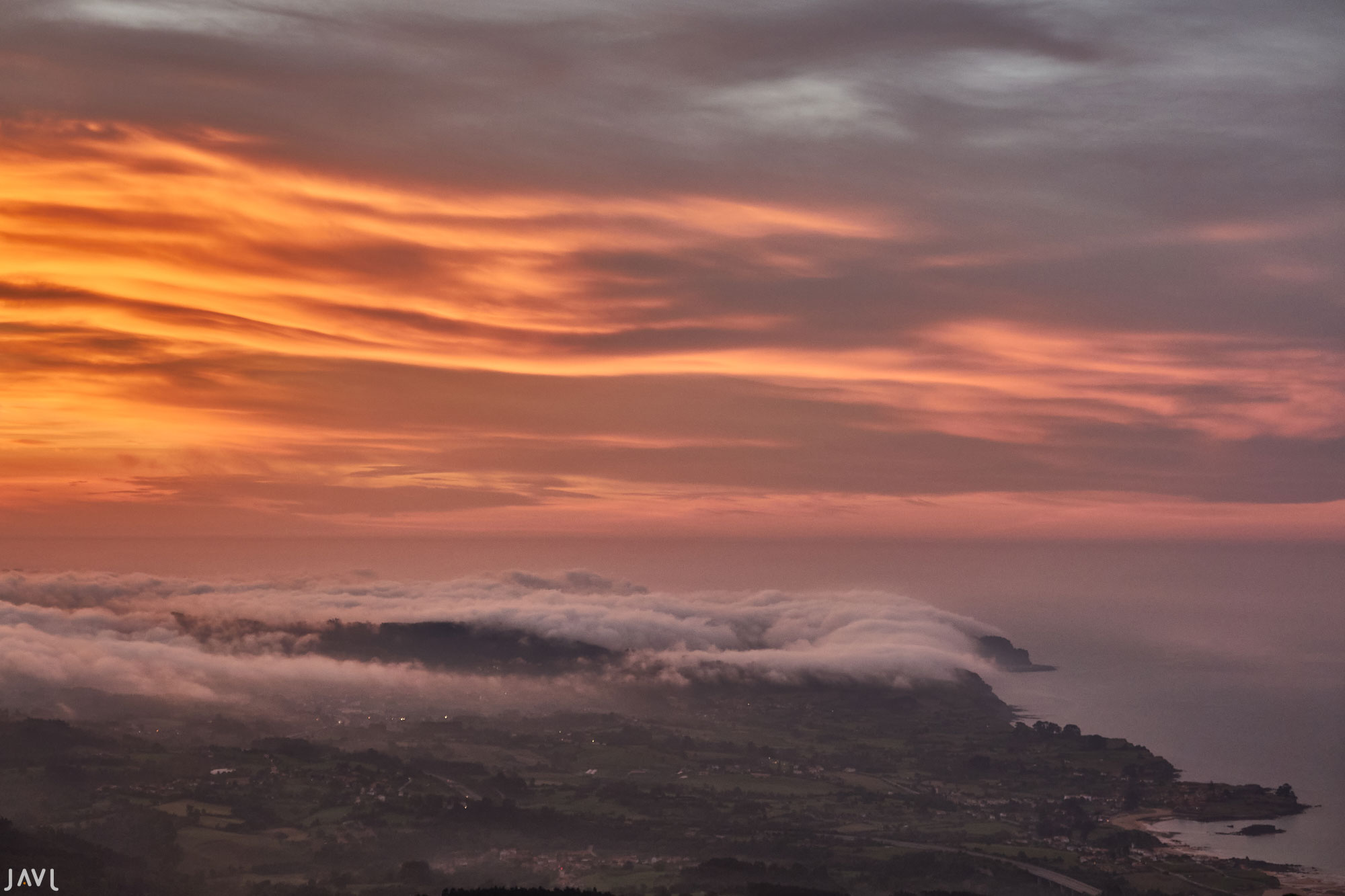Las nubes caen sobre el mar Cantábrico en la puesta de sol