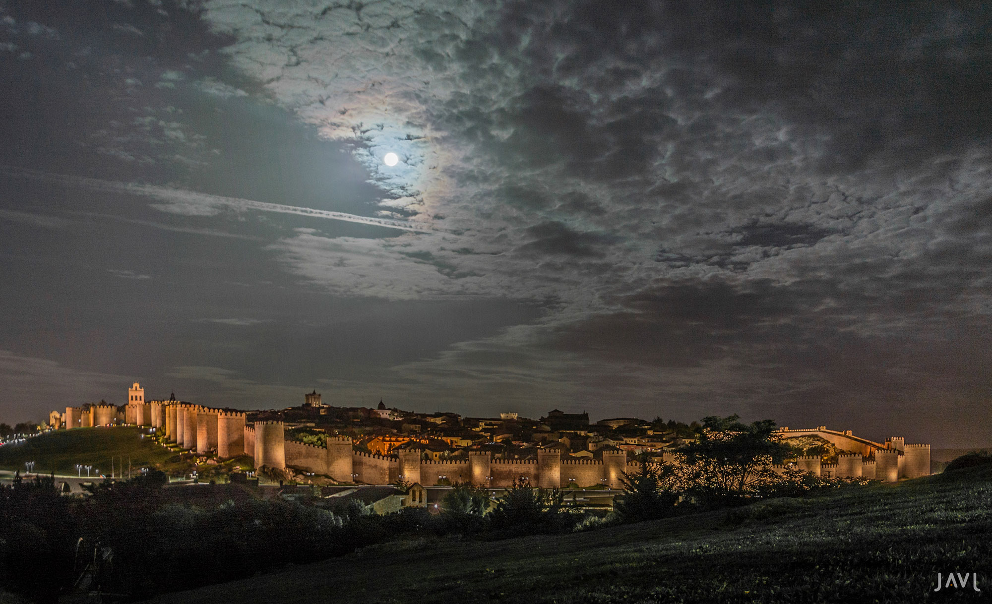 Luna llena sobre las murallas de Ávila