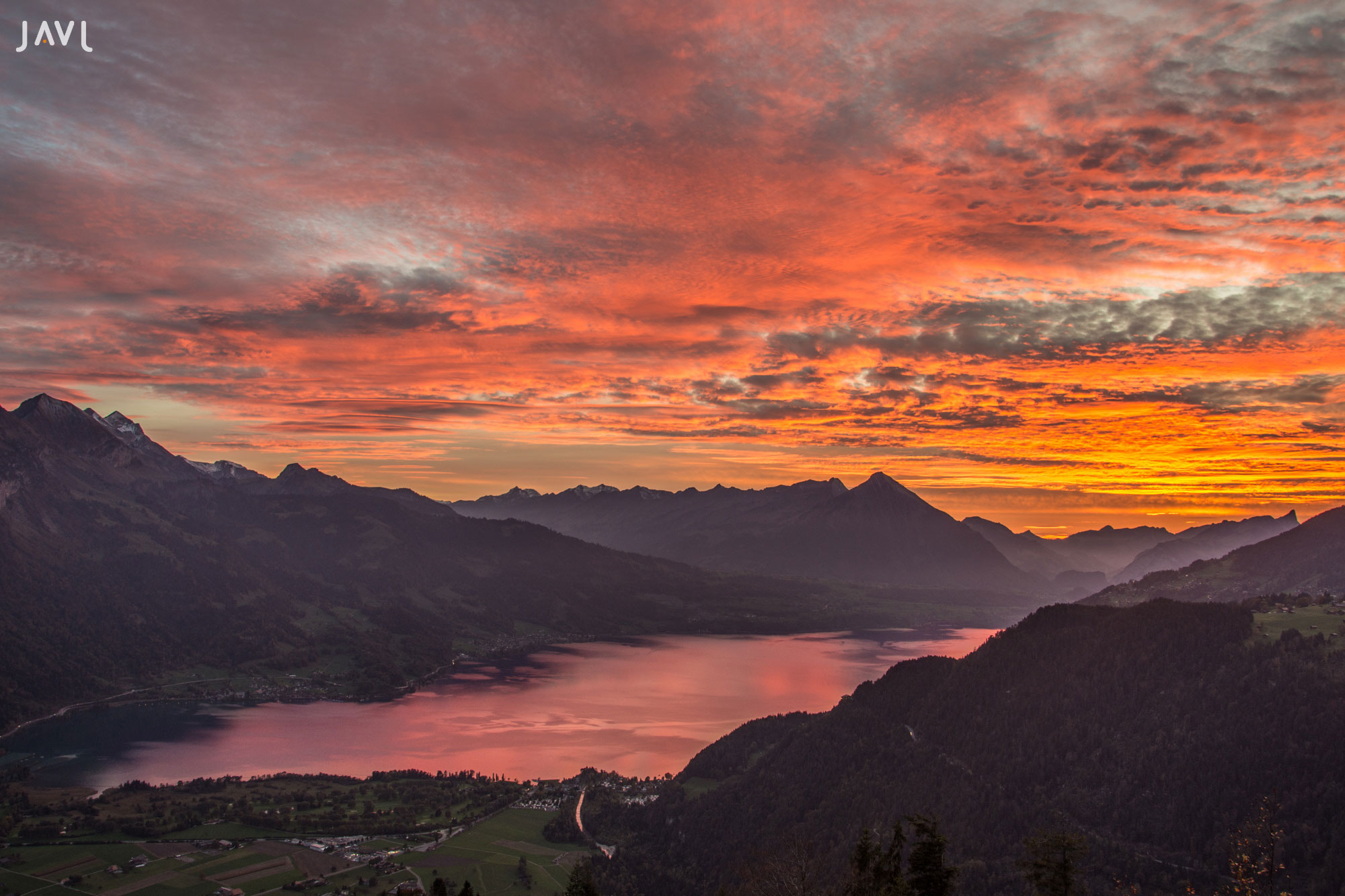 Puesta de sol en el lago Thunersee