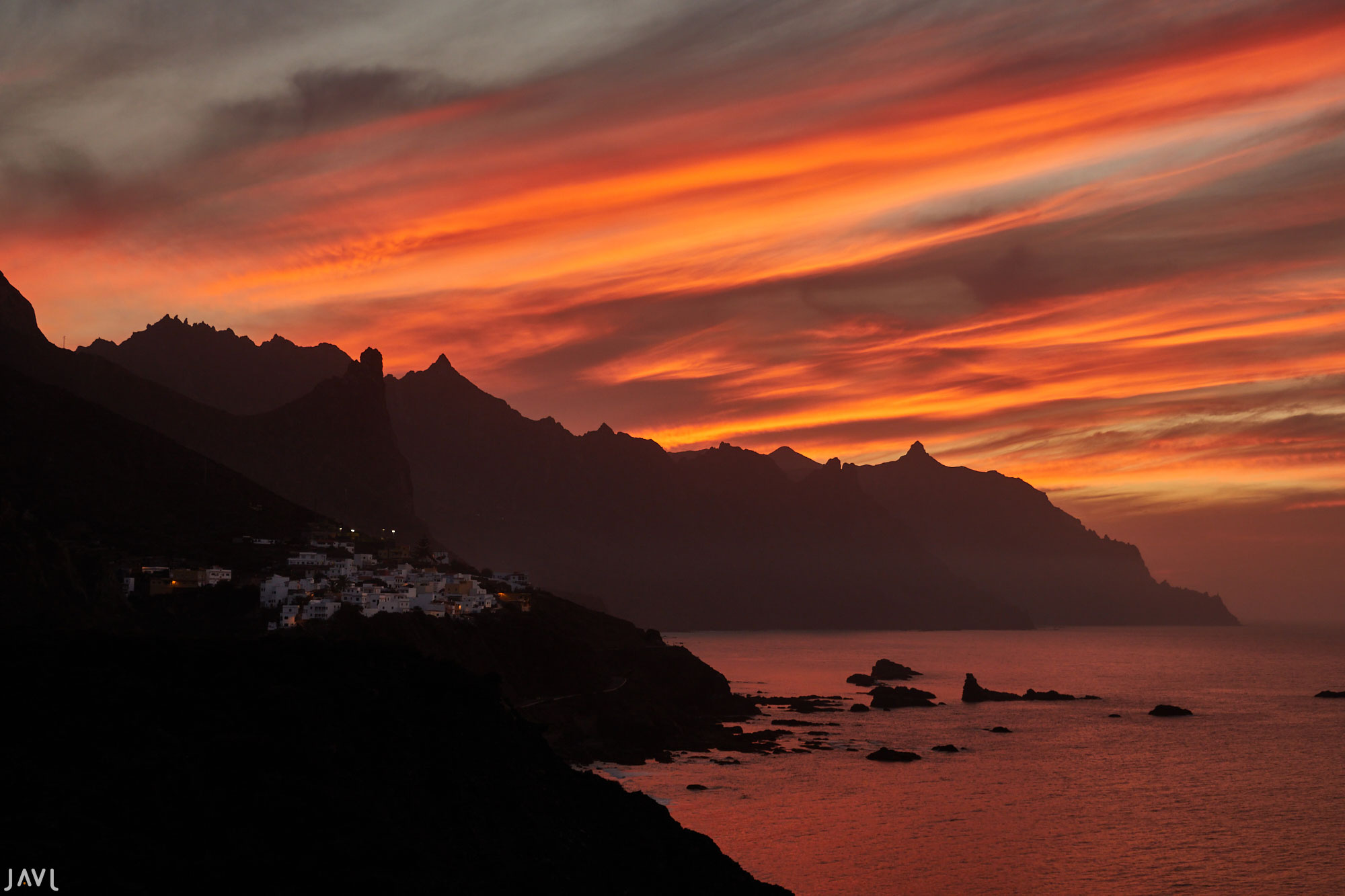 Puesta de sol en los acantilados de Anaga en la isla de Tenerife