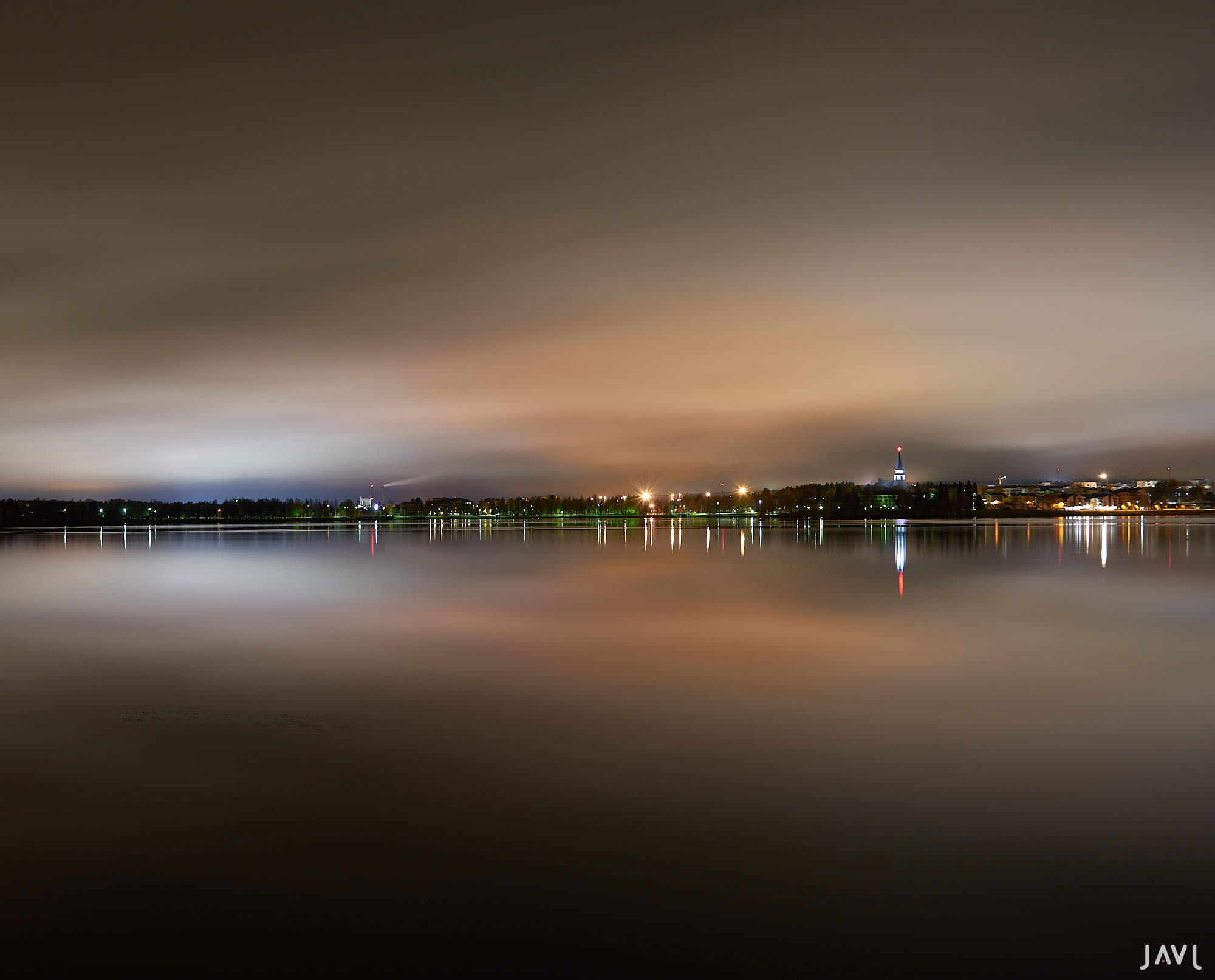 Rovaniemi reflejado en el río