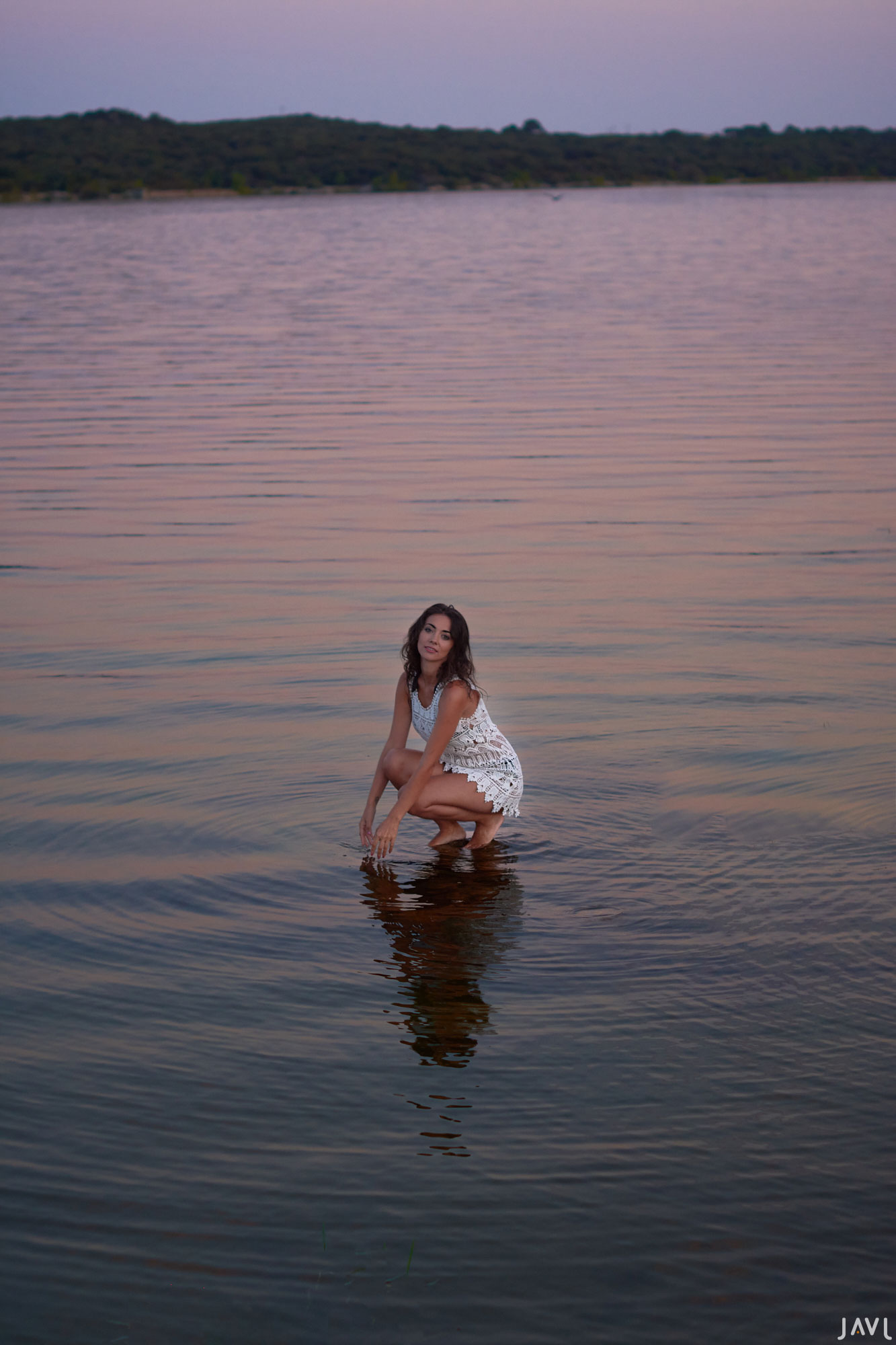 Rosa posando sobre el agua