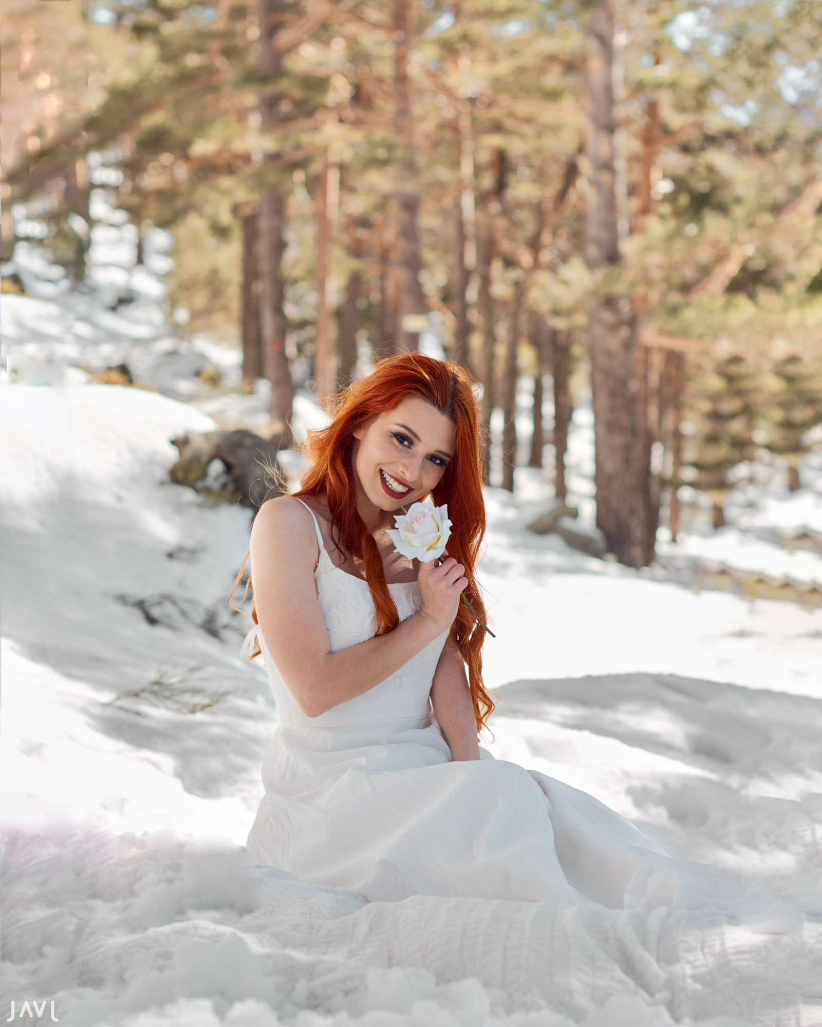 Sara Causin con un vestido de novia en la nieve