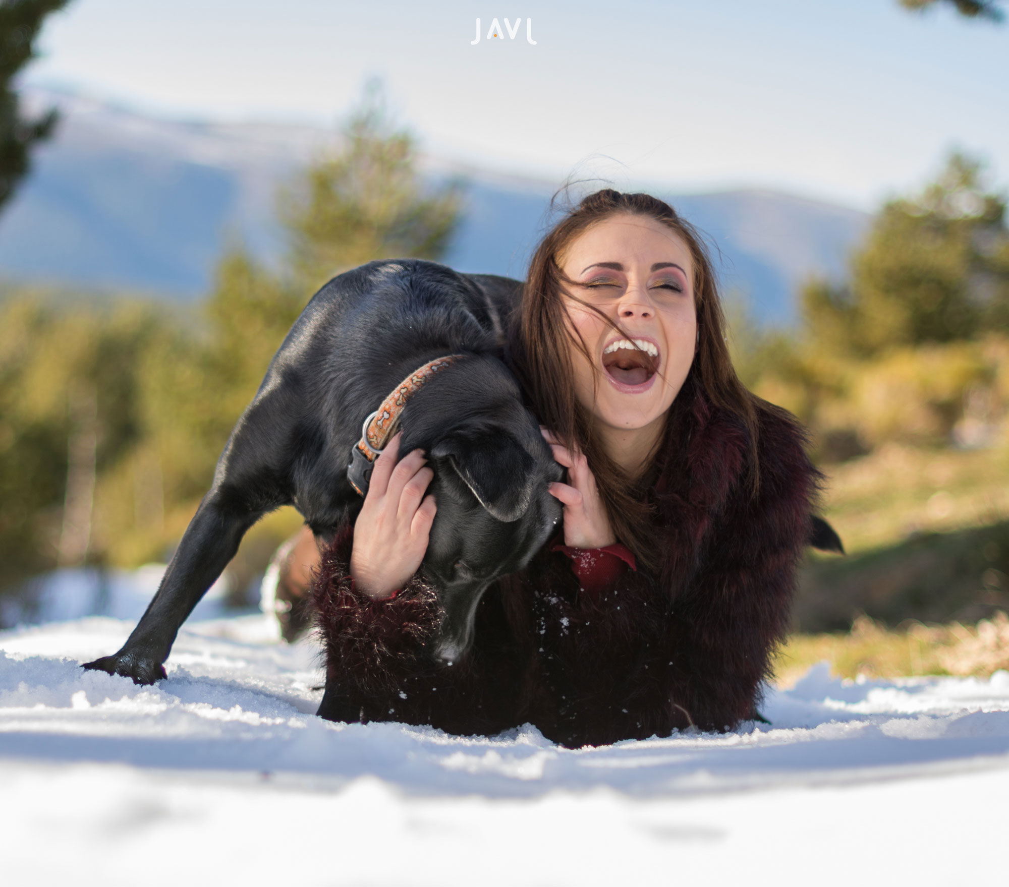 Victoria León jugando con Portos