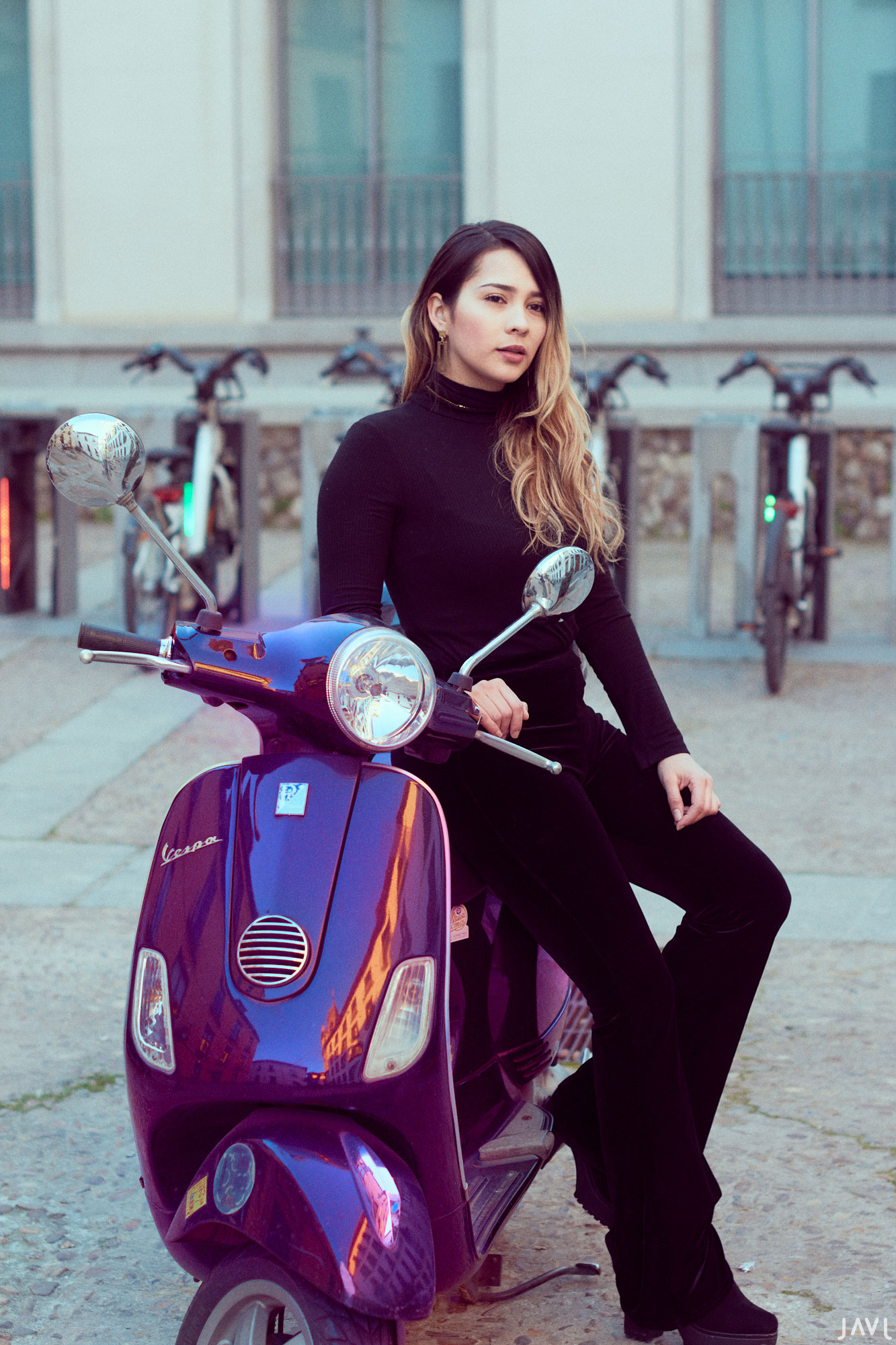 Jess en la vespa morada