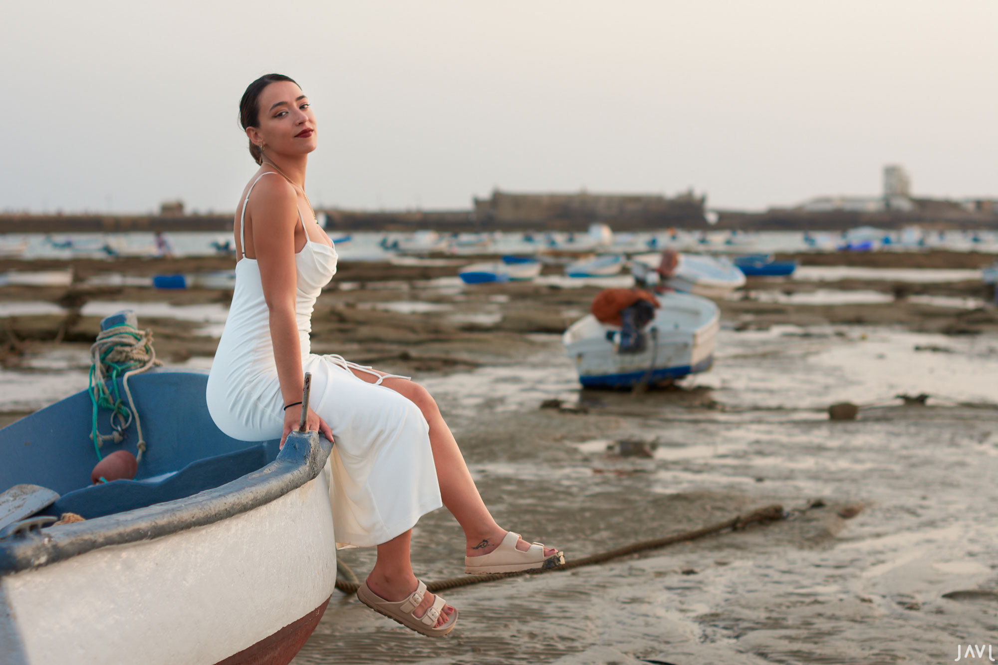 Laura en una barca de la Caleta