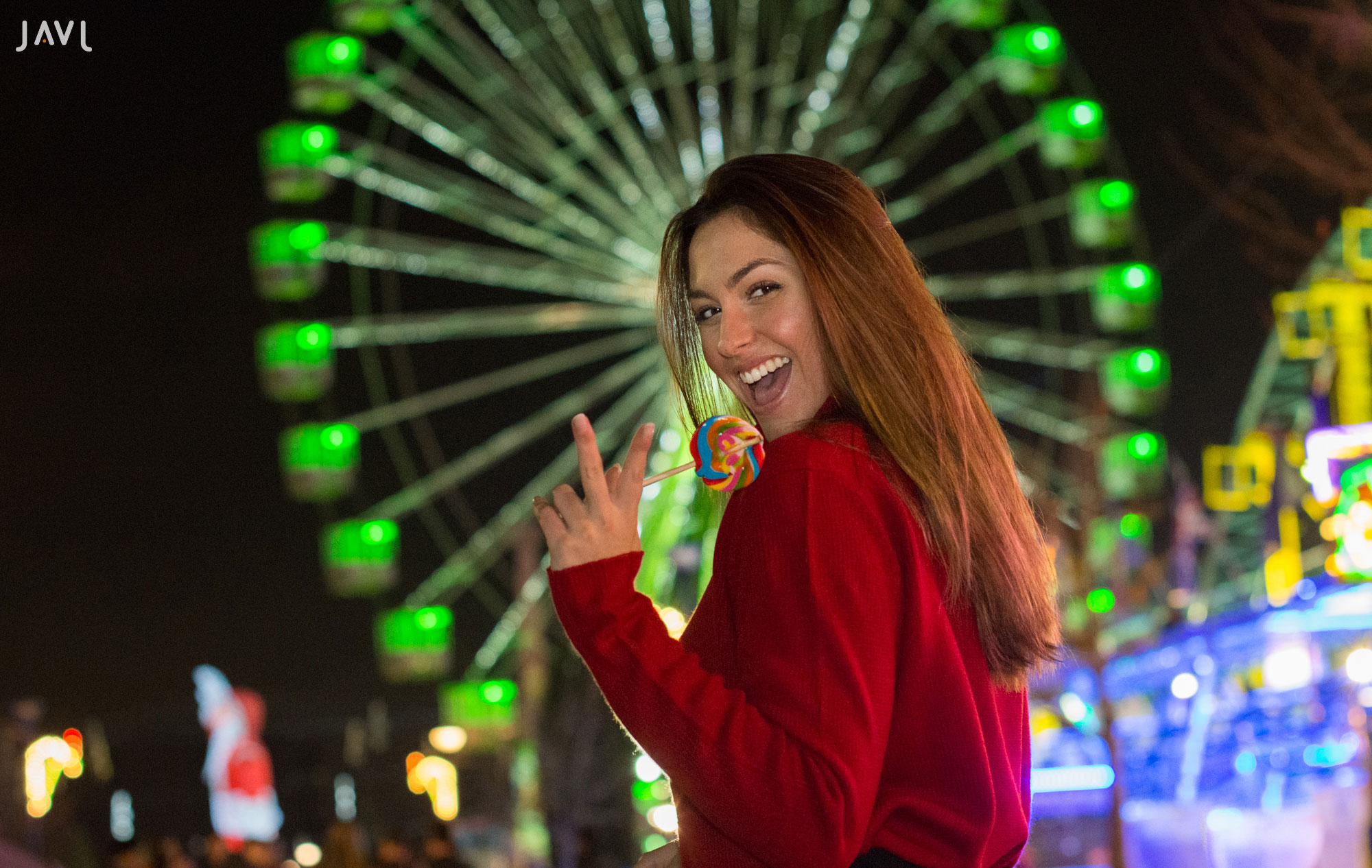 Lucía en la feria con la noria